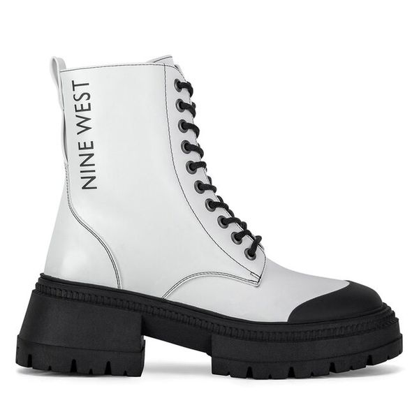 Trzewiki Nine West. Białe botki damskie Nine West, bez obcasa, na płaskiej podeszwie, bez zapięcia. Za 279.99 zł.