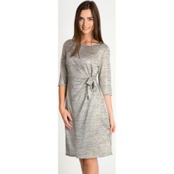 Szara sukienka z marszczeniem ze złotym połyskiem QUIOSQUE. Szare sukienki damskie marki QUIOSQUE, z dzianiny, eleganckie, z krótkim rękawem. Za 179.99 zł.