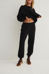 Spodnie typu jogger z HAFTEM w kolorze TOTALLY BLACK - NEVIS-XL. Czarne spodnie materiałowe damskie Marsala, m, bez wzorów, z bawełny. Za 279.90 zł.