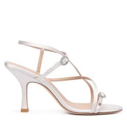 Sandały Stuart Weitzman. Białe sandały damskie Stuart Weitzman, bez wzorów, bez obcasa, na szpilce, bez zapięcia. Za 1,878.99 zł.