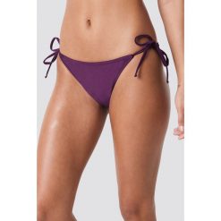NA-KD Swimwear Dół bikini Shiny Triangle - Purple. Bikini damskie marki NA-KD Swimwear. W wyprzedaży za 22.40 zł.