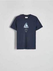 T-shirt regular fit z nadrukiem - granatowy. Niebieskie t-shirty męskie Reserved, l, bez wzorów, z bawełny, bez kołnierzyka. W wyprzedaży za 55.99 zł.