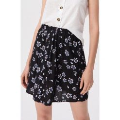 Rozkloszowana spódnica w kwiaty - Czarny. Spódnice damskie marki Sinsay. Za 29.99 zł.