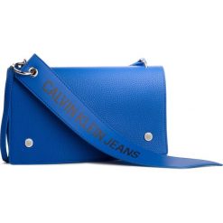 Torebka CALVIN KLEIN JEANS - Logo Banner Shoulder Flap Bag K40K400823 455. Listonoszki damskie marki Calvin Klein Jeans. Za 449.00 zł.