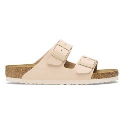 BIRKENSTOCK ARIZONA BF NEW BEIGE Klapki damskie. Brązowe klapki damskie Birkenstock, bez wzorów, z materiału, eleganckie, bez obcasa. Za 259.99 zł.