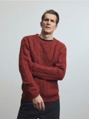 Sweter z wełną - intenstywna czerwień. Czerwone swetry przez głowę męskie Reserved, l, bez wzorów, z dzianiny, bez kołnierzyka. W wyprzedaży za 149.99 zł.