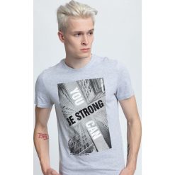 T-shirt męski TSM022 - chłodny jasny szary. Szare t-shirty męskie 4f, na lato, z nadrukiem, z bawełny. W wyprzedaży za 49.99 zł.