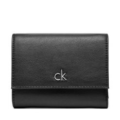 Portfel Calvin Klein. Czarne portfele damskie Calvin Klein, bez wzorów. Za 169.99 zł.