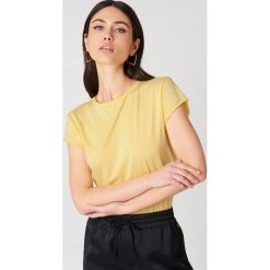 NA-KD Basic T-shirt z surowym wykończeniem - Yellow. T-shirty damskie marki NA-KD Basic. Za 40.95 zł.