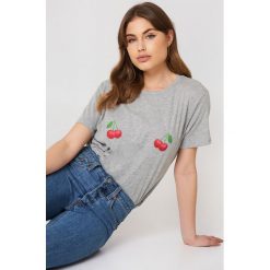 NA-KD T-shirt Cherry - Grey. T-shirty damskie marki NA-KD. W wyprzedaży za 21.88 zł.