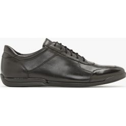 Czarne półbuty męskie z przeszyciami na cholewce KILIAN. Czarne buty sportowe męskie Ryłko, ze skóry, sportowe, bez zapięcia. Za 379.99 zł.