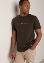 Ciemnozielona Bawełniana Koszulka T-shirt z Minimalistycznym Nadrukiem Saphea. Zielone t-shirty męskie Born2be, l, bez wzorów, z bawełny, casualowe, bez kołnierzyka. Za 39.99 zł.