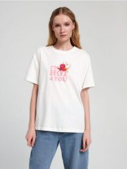 Koszulka Hot Stuff - kremowy. Białe t-shirty damskie Sinsay, l, bez wzorów, z bawełny, bez kołnierzyka. Za 39.99 zł.