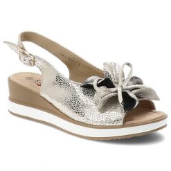 Sandały damskie S.Barski, cholewka ze skóry ekologicznej z szerokim paskiem z przodu ozdobna aplikacja kokardy, złote, GR61-5988. Żółte sandały damskie S.BARSKI, z aplikacjami, ze skóry ekologicznej, bez obcasa, na koturnie, bez zapięcia. Za 189.00 zł.