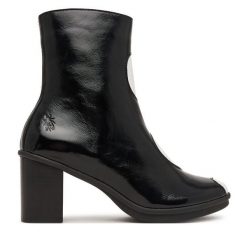 Botki Fly London. Czarne botki damskie Fly London, bez obcasa, na słupku, bez zapięcia. Za 839.99 zł.