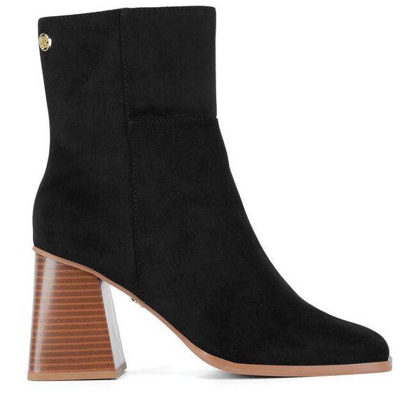 Botki Nine West. Czarne botki damskie Nine West, bez obcasa, na słupku, bez zapięcia. Za 279.99 zł.