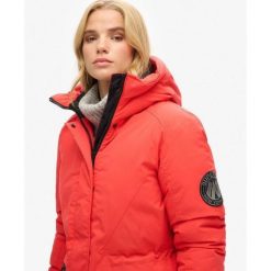 Kurtka Parka City z ociepleniem. Czerwone parki damskie Superdry., bez wzorów, eleganckie, bez kaptura. W wyprzedaży za 452.55 zł.