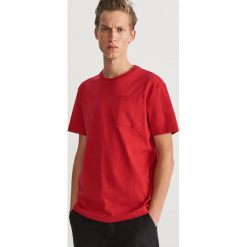 Bawełniany T-shirt z kieszonką - Czerwony. Czerwone t-shirty męskie Reserved, z bawełny. Za 59.99 zł.
