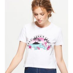 Koszulka z wakacyjnym nadrukiem - Biały. T-shirty damskie Cropp. Za 29.99 zł.