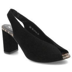 Czarne Sandały Karino Damskie Modne Buty Damskie. Czarne klapki damskie Karino, bez wzorów, bez obcasa, na obcasie, bez zapięcia. Za 189.00 zł.