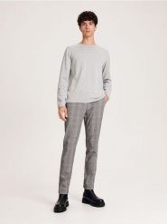 Spodnie chino slim - jasnoszary. Szare spodnie materiałowe męskie Reserved, l, bez wzorów, z tkaniny. W wyprzedaży za 79.99 zł.