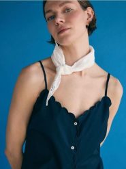 Ażurowa chusta z bawełny - biały. Białe szaliki i chusty damskie Reserved, w ażurowe wzory, z bawełny. Za 59.99 zł.