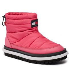 Botki Tommy Jeans. Czerwone botki damskie Tommy Jeans, z jeansu, bez obcasa, na płaskiej podeszwie, bez zapięcia. Za 479.99 zł.