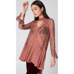 Free People Koronkowa tunika New Tell Tale - Pink. Różowe tuniki damskie Free People, z koronki, z długim rękawem. W wyprzedaży za 234.78 zł.