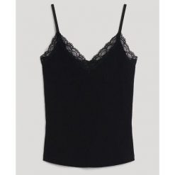 Damski prążkowany podkoszulek z bawełny organicznej z koronkowym wykończeniem Su. Czarne bielizna termoaktywna damska Superdry., bez wzorów, z bawełny, bez ramiączek. Za 107.05 zł.