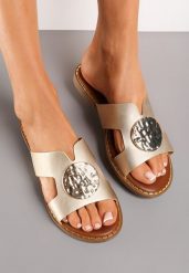 Złote Wsuwane Klapki z Ekoskóry z Okrągłą Klamrą Arlevia. Żółte klapki damskie Renee, bez wzorów, eleganckie, bez obcasa, na obcasie. Za 69.99 zł.
