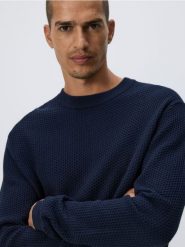Strukturalny sweter - granatowy. Niebieskie swetry przez głowę męskie Reserved, l, bez wzorów, z bawełny, bez kołnierzyka. Za 139.99 zł.