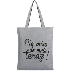 Szara Torba Damska Na Zakupy Wielorazowa Duża Torba Shopper Z Nadrukiem Ta-84Grey : Kolory - Szary, Srebrny. Szare torebki shopper damskie bez wzorów, z poliesteru, klasyczne, na ramię, duże, z nadrukiem, bez dodatków. Za 59.99 zł.