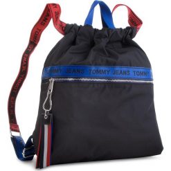 Plecak TOMMY JEANS - Tj Logo Tape Drawstr AU0AU00245 902. Czarne plecaki damskie Tommy Jeans, z jeansu, sportowe. Za 399.00 zł.