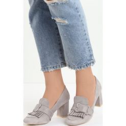 Szare Czółenka Merrick. Szare czółenka damskie Born2be, w paski, ze skóry. Za 69.99 zł.