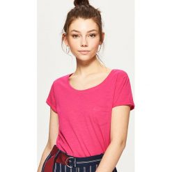 Gładka koszulka z kieszenią - Różowy. Czerwone t-shirty damskie Cropp. Za 19.99 zł.