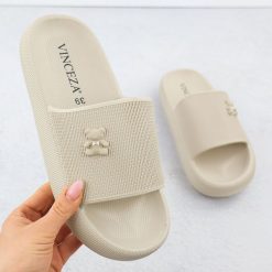Klapki piankowe na basen plażę z misiem beżowe Vinceza 75210. Brązowe klapki damskie VINCEZA, bez wzorów, z materiału, bez obcasa. Za 79.99 zł.