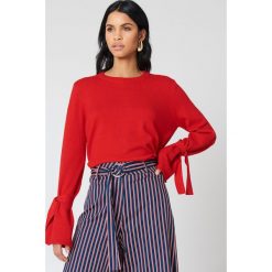 NA-KD Sweter z dzianiny z wiązanym rękawem - Red. Swetry damskie marki NA-KD. W wyprzedaży za 60.97 zł.