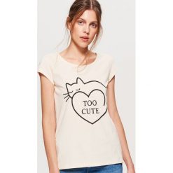 Koszulka z nadrukiem - Kremowy. T-shirty damskie marki Cropp. W wyprzedaży za 9.99 zł.