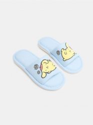 Otwarte kapcie z naszywką PomPomPurin - błękitny. Niebieskie kapcie damskie Sinsay, z aplikacjami, z otwartym noskiem. Za 25.99 zł.