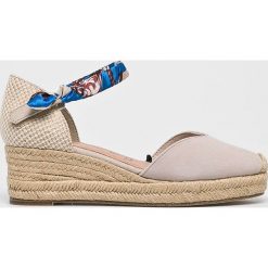 Tamaris - Koturny. Brązowe klapki damskie Tamaris, bez wzorów, z materiału, bez obcasa, na koturnie, bez zapięcia. W wyprzedaży za 179.90 zł.