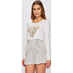 Guess Jeans - Bluzka. Białe bluzki damskie Guess Jeans, s, z aplikacjami, z bawełny, bez kołnierzyka, bez ramiączek. W wyprzedaży za 99.90 zł.