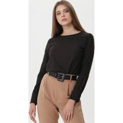 Czarna Bluzka Jeanette. Czarne bluzki damskie Born2be, l, w ażurowe wzory, z jeansu, eleganckie, bez kołnierzyka, bez ramiączek. Za 59.99 zł.
