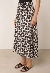 Czarna Rozkloszowana Spódnica w Retro Wzór z Dużą Zawartością Wiskozy Sepho. Czarne spódnice damskie Born2be, l, bez wzorów, z wiskozy, eleganckie, midi, koszulowe. Za 99.99 zł.