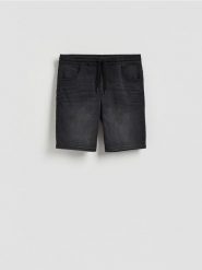 Jeansowe szorty jogger - czarny. Czarne szorty męskie Reserved, bez wzorów, z denimu. Za 99.99 zł.
