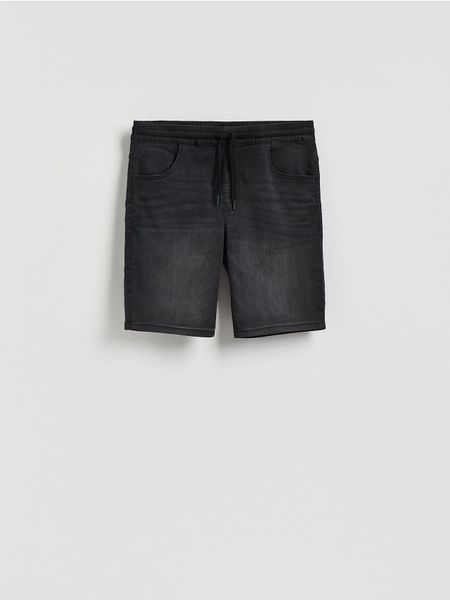 Jeansowe szorty jogger - czarny. Czarne szorty męskie Reserved, bez wzorów, z denimu. Za 99.99 zł.