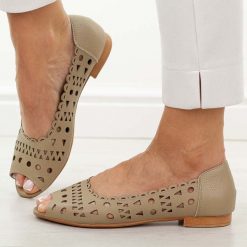 Beżowe skórzane sandały damskie M.Daszyński Ol28-2. Brązowe półbuty damskie M.Daszyński, na lato, bez wzorów, z jeansu, biznesowe, bez obcasa, na płaskiej podeszwie, bez zapięcia. W wyprzedaży za 197.10 zł.