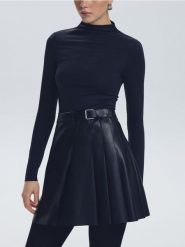 Spódnica mini z imitacji skóry - czarny. Czarne spódnice damskie Reserved, l, bez wzorów, ze skóry, mini, rozkloszowane. Za 129.99 zł.