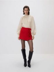 Spódnico-szorty z kokardkami - czerwony. Czerwone szorty damskie Reserved, l, bez wzorów, z tkaniny. Za 129.99 zł.