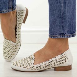 Białe ażurowe półbuty damskie M.Daszyński Sa222-14. Białe półbuty damskie M.Daszyński, na lato, w ażurowe wzory, ze skóry, casualowe, z okrągłym noskiem, bez obcasa, na płaskiej podeszwie, bez zapięcia. W wyprzedaży za 161.10 zł.