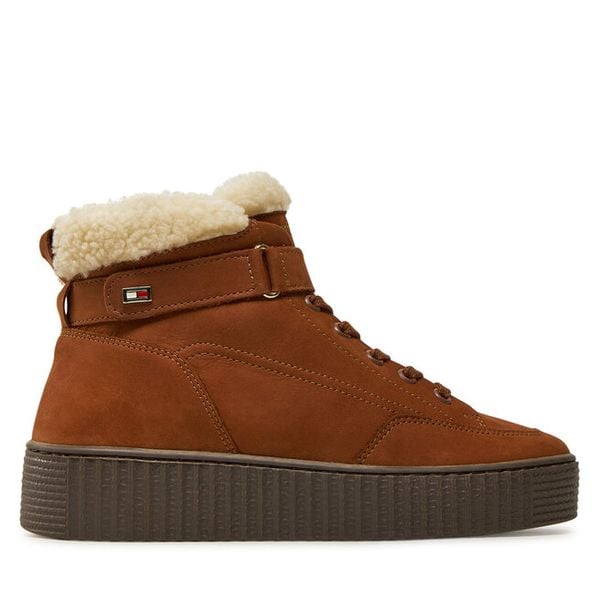 Trzewiki Tommy Hilfiger. Brązowe botki damskie Tommy Hilfiger, z nubiku, bez obcasa, na płaskiej podeszwie, bez zapięcia. Za 379.99 zł.